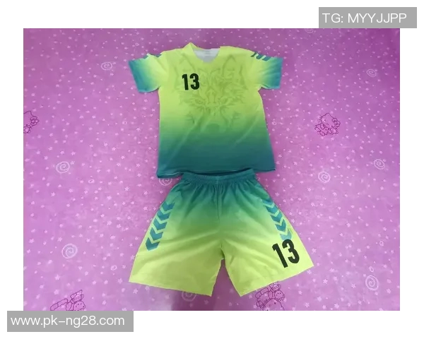 足球星服饰引领时尚潮流打造属于球迷的热血青春风采 足球星服饰引领时尚潮流打造属于球迷的热血青春风采